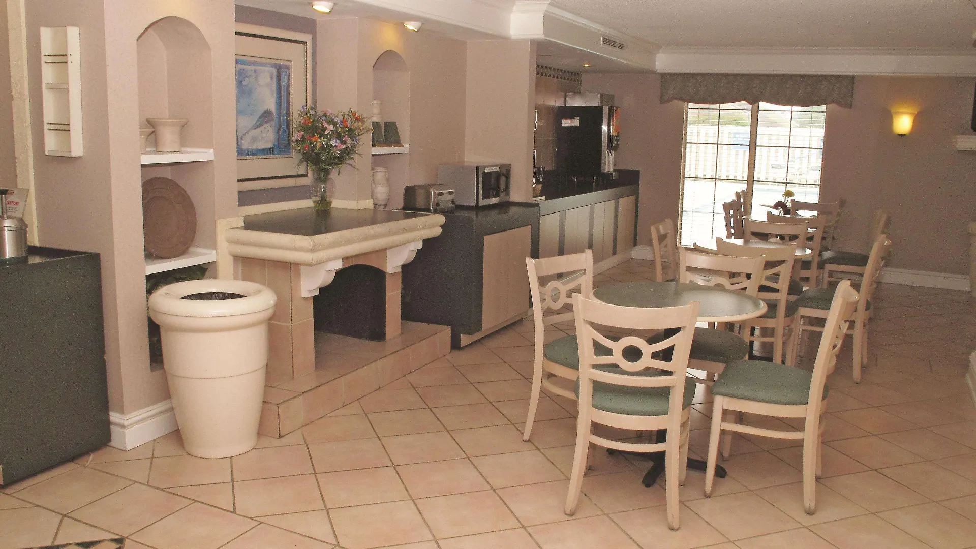 La Quinta Inn By Wyndham Columbus Airport Area 3*,